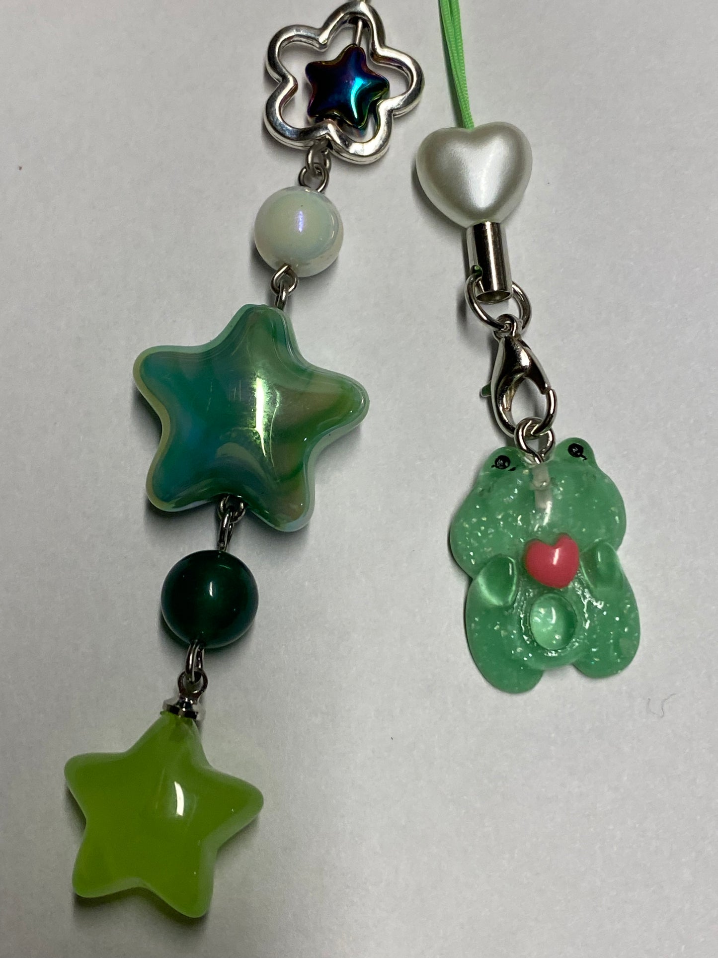 Green frog in the stars - Keychain
